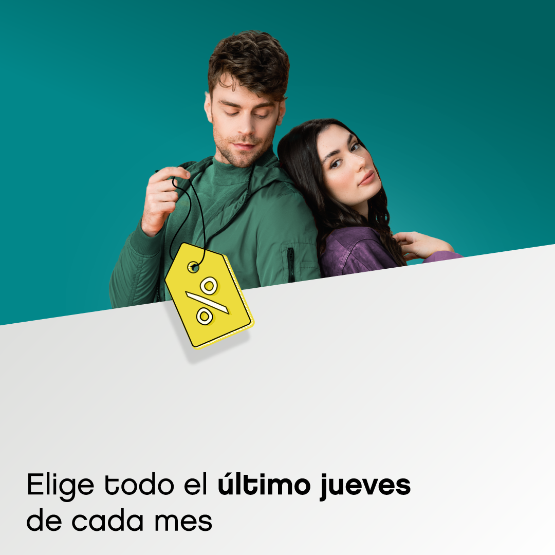 chico y chica morenos de espalda con jersey verde y etiqueta colgando