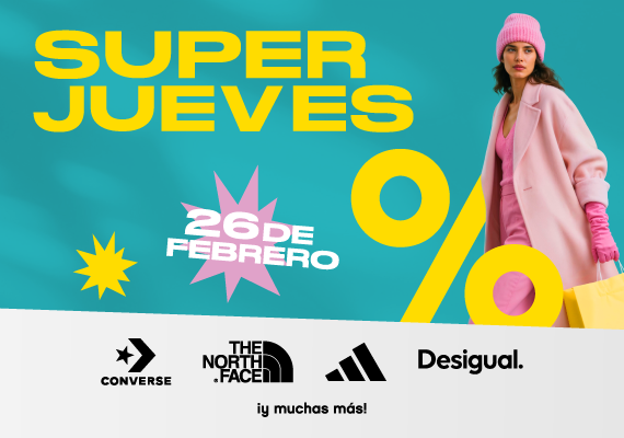 chica de rosa con bolsas de compra