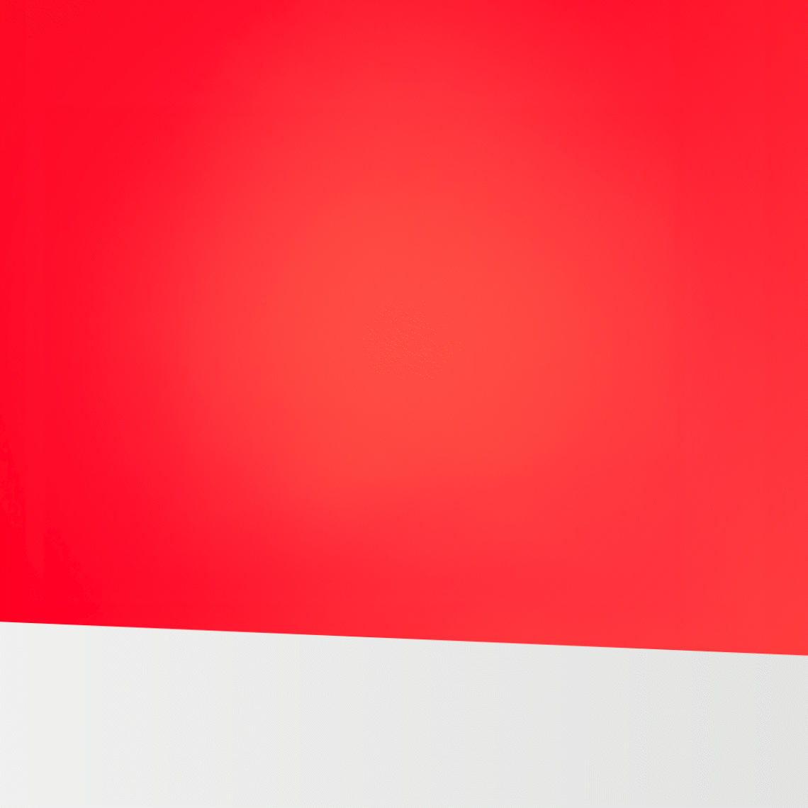 mujer con gafas de sol y jersey amarillo