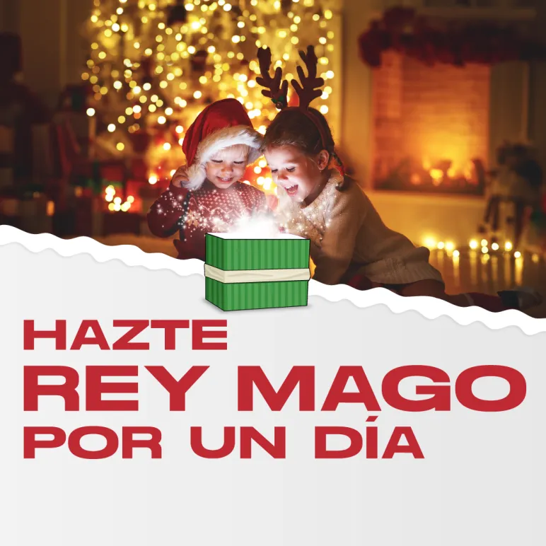 dos niñas pequeñas abriendo un regalo de navidad en su casa con el arbol y las luces de navidad encendidas