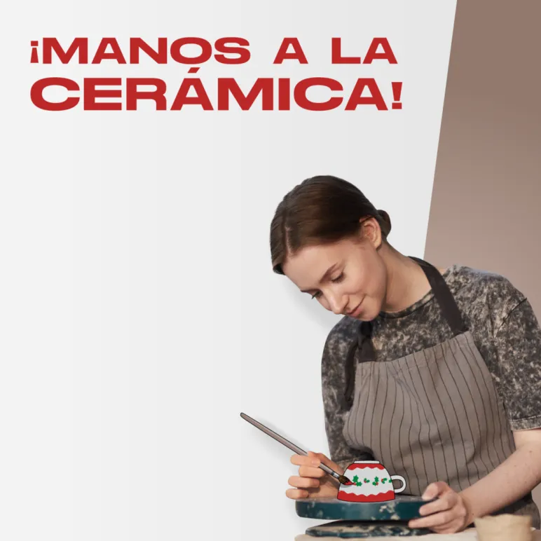 mujer pintando una taza de cerámica